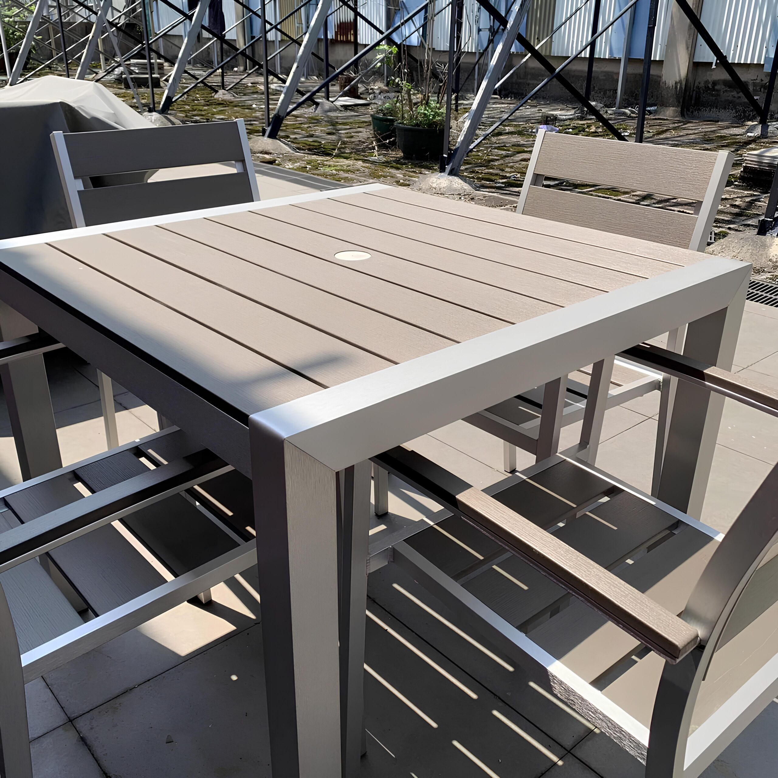 COFFEE TABLE BY 2 CHAIRS
